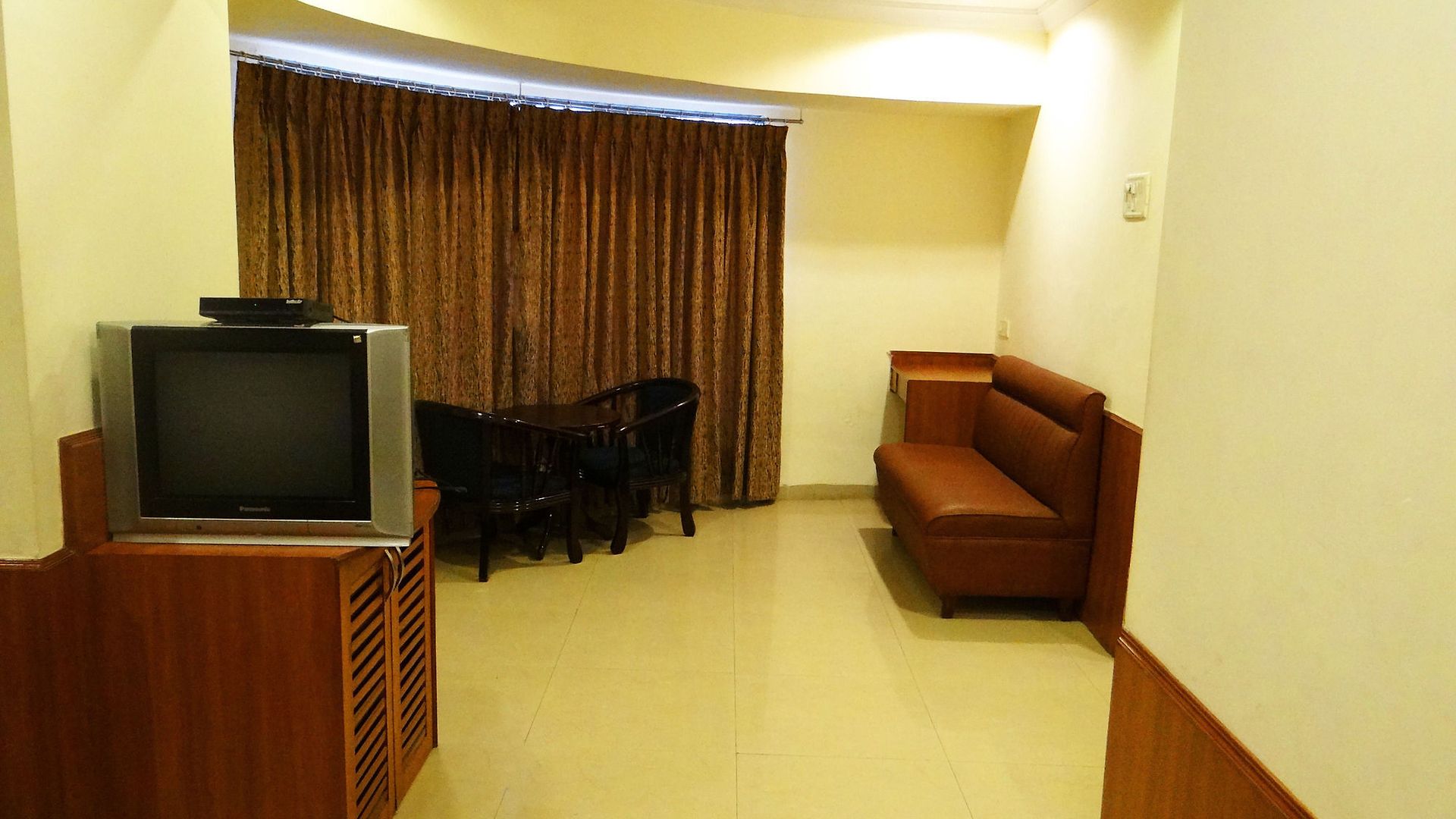 Hotel Lucky Near Nesco