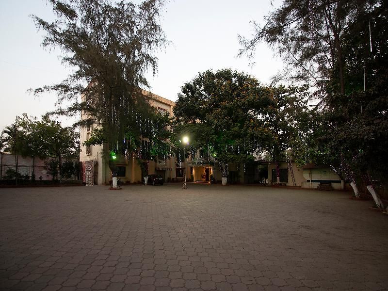 Capital O 36119 Royal Garden & Lawns 3*