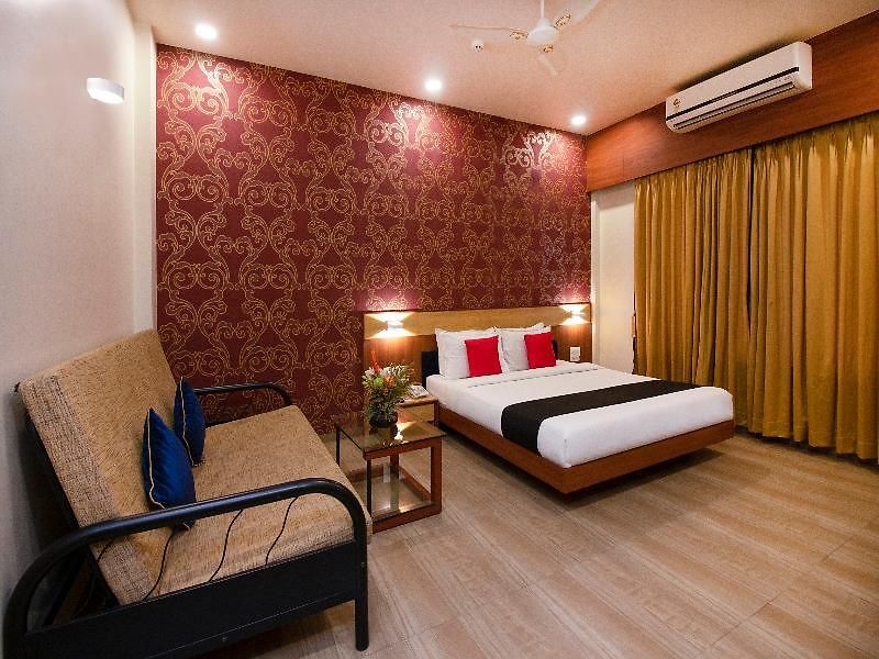 Capital O 36119 Royal Garden & Lawns Hotel 3*