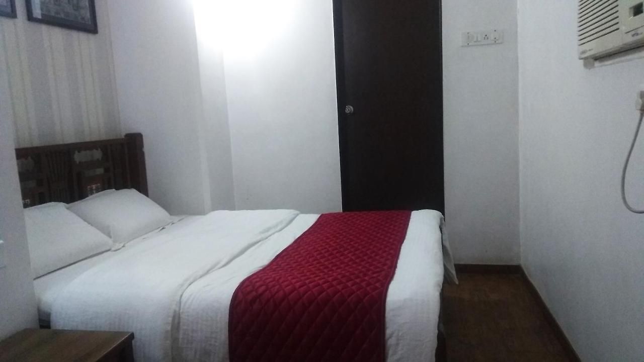 Hotel Carlton - Behind Taj Mahal Palace Colaba 2*