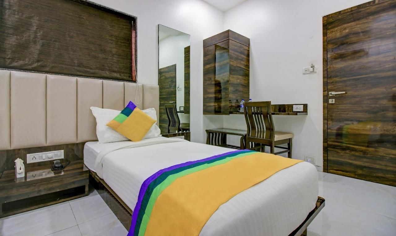 Magnet Terminal-2 Hotel