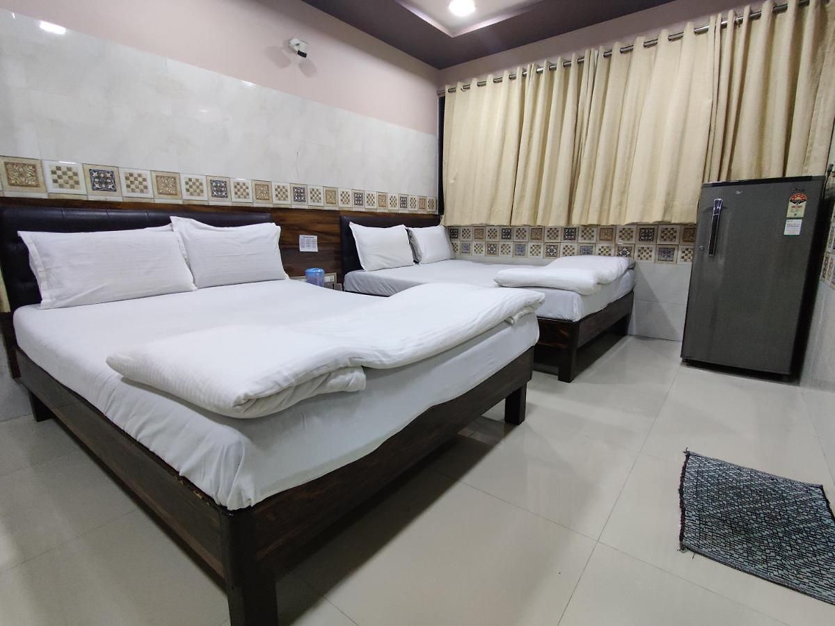 Pakeeza Hotel