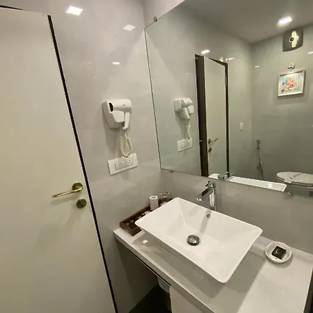 Kohinoor Park Hotel 3*