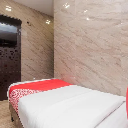 Vaccinated Staff - Oyo 22055 Dadar Residency Hotel 3*