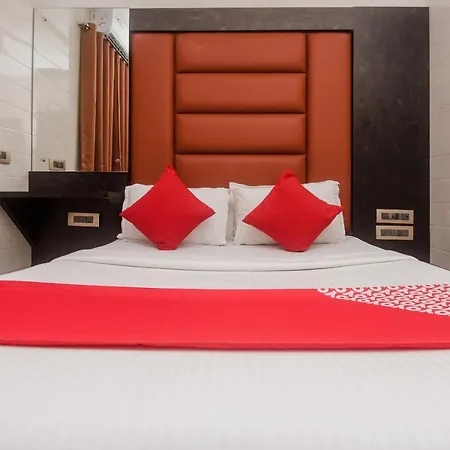 Hotel Vaccinated Staff - Oyo 22055 Dadar Residency