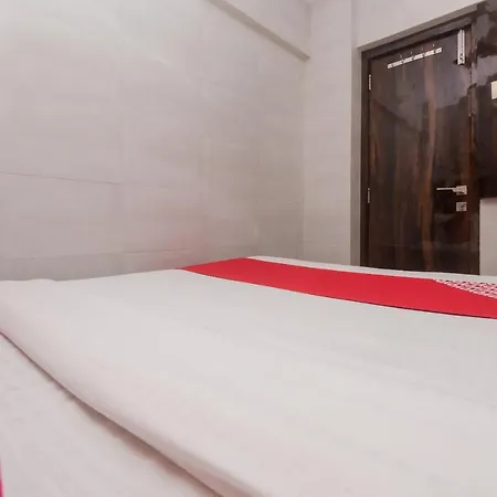Hotel Vaccinated Staff - Oyo 22055 Dadar Residency Mumbai