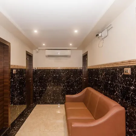 Hotel Vaccinated Staff - Oyo 22055 Dadar Residency 3*