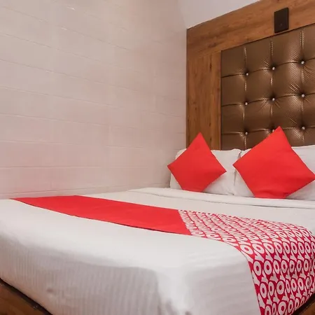 Vaccinated Staff - Oyo 22055 Dadar Residency Hotel 3*