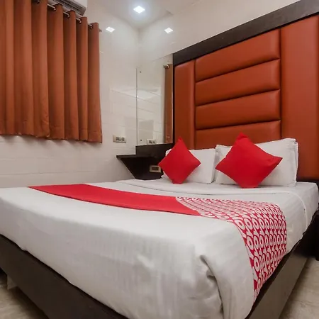Hotel Vaccinated Staff - Oyo 22055 Dadar Residency 3*