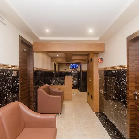 Vaccinated Staff - Oyo 22055 Dadar Residency Hotel 3*