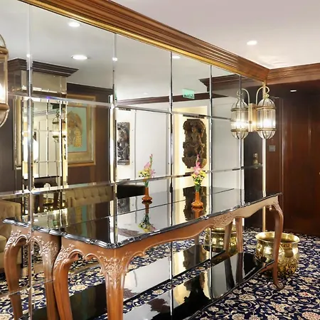 Hotel The Ambassador, Marine Drive, 4*