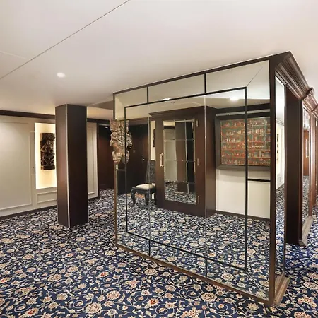 Hotel The Ambassador, Marine Drive, 4*