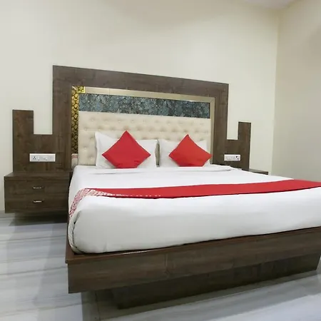Oyo Flagship 76107 Royce Executive Hotel 3*