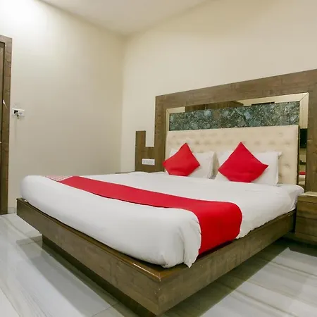 Oyo Flagship 76107 Royce Executive Hotel 3*