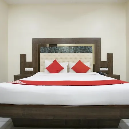 Oyo Flagship 76107 Royce Executive Hotel 3*