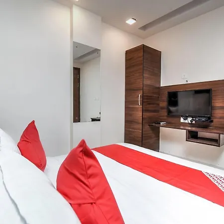 Oyo 77182 Sea Rock Hotel Mumbai
