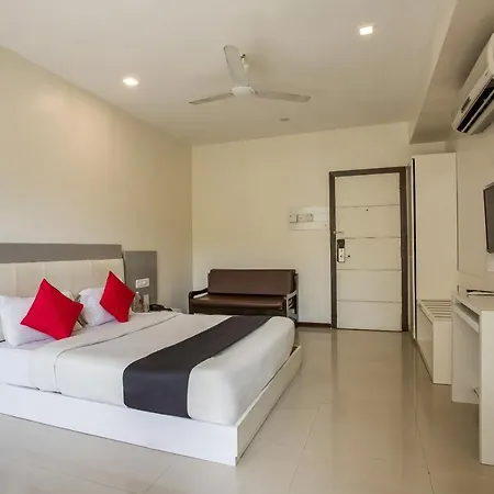 Capital O 35557 Aura 3* Mumbai