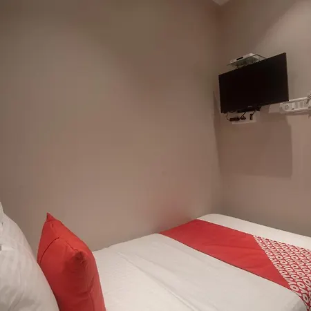 Oyo 41605 Prince Palace 3*