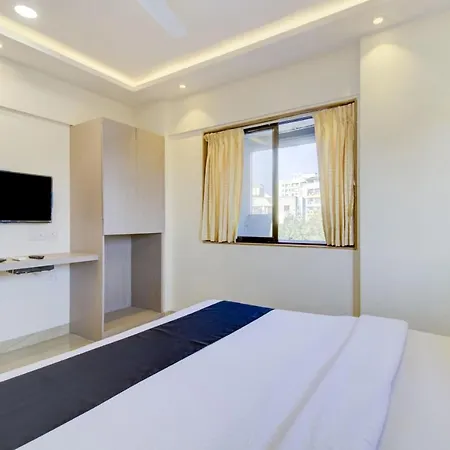 Capital O 77296 Jalaja Hotel 3*