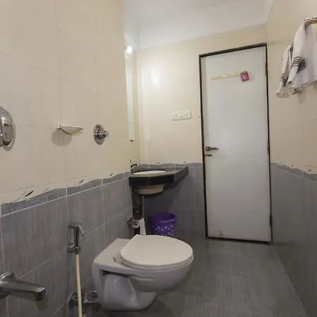 Apartment Aristo Serviced Near Kokilaben Dhirubai Ambani Hospital For Family Only *