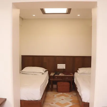 Adarsh Baug Hotel 3*