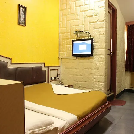 Everest Hotel *