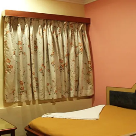 Everest Hotel *
