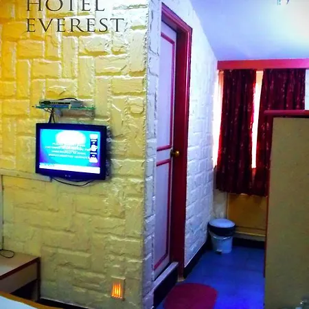 Everest Hotel *
