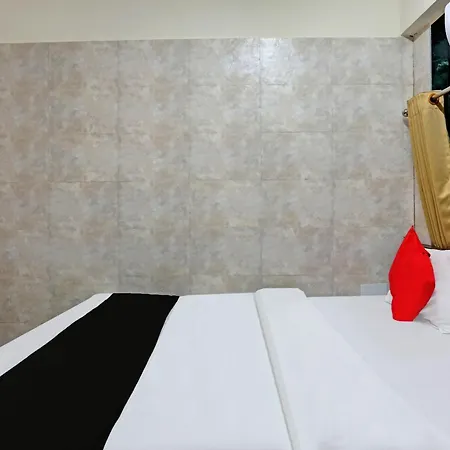 Capital O 79386 Hotel Emirates 3*