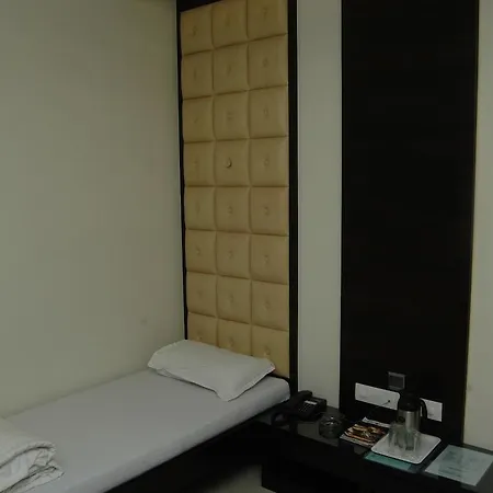 Causeway, Colaba Hotel