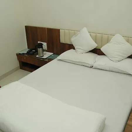 Causeway, Colaba Hotel