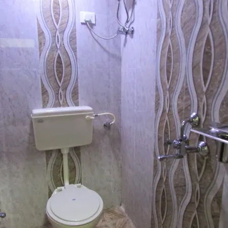 Royal Annex Hotel 2*