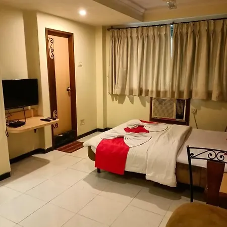 Adi Ashray Hotel 2*