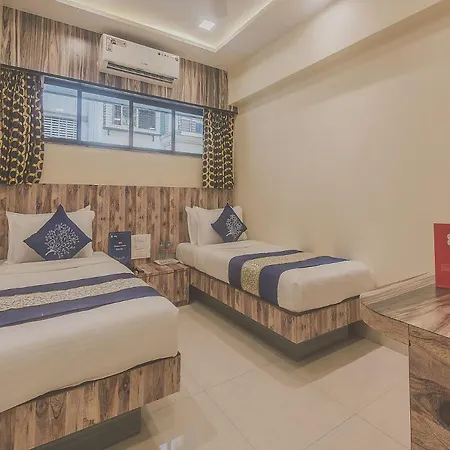 Hotel Oyo 10016 Golden 3*