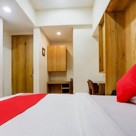 Oyo 81549 Hotel Elegance Nx 3*