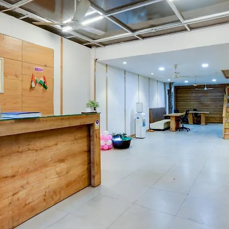 Hotel Oyo 81549 Hotel Elegance Nx 3*