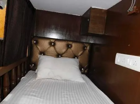 Bed Station Dormitory * Mumbai