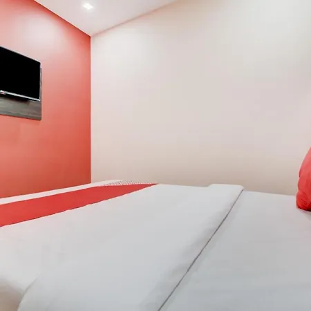Hotel Oyo 77164 Hotel Grant Palace 3*