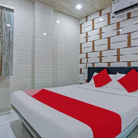 Hotel Oyo 82580 Taj Residency Lodging And Boarding 3*
