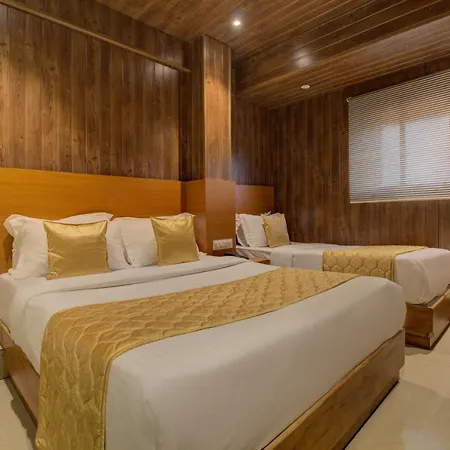 Malad Opposite Malad Railway Station 3*