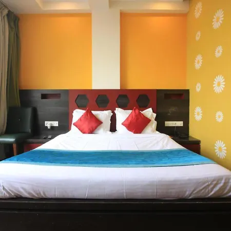 Saroj Plaza Hotel 3*