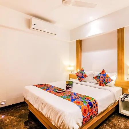 Hotel Royal Oak Pawne Guest house
