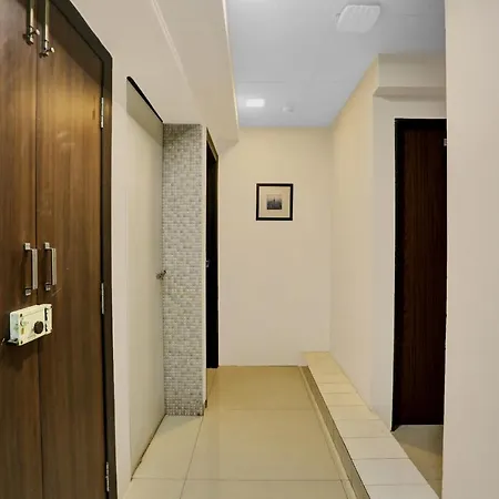 Oyo Flagship 83355 Om Sai Hotel Mumbai