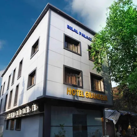 Grandeur-near International Airport Hotel 3*