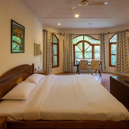 Villa Saffronstays Birdsong - 3br Pet-friendly With Lawns, Treetop Terraces, Gazebo Dining & Tennis Court Mumbai