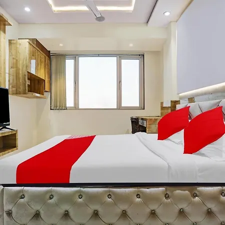 Hotel Oyo 85290 Milona Service 3*