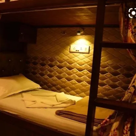 New Metro Inn Dormitory Bed & Breakfast *