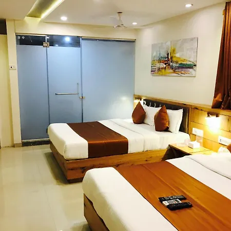 Grandeur-near International Airport Hotel 3*