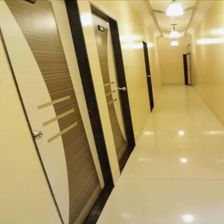 Broadway Colaba Hotel 2*