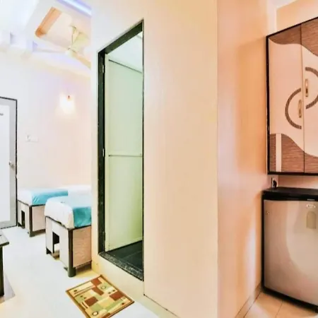 Hotel Broadway Colaba 2*